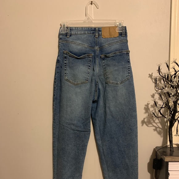 White washed blue jeans. Loose fit, mom style. - Picture 4 of 5